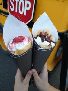 12月23日（金）に会社からのプレゼントとして、本社・工場にてクレープの配布を行いました。